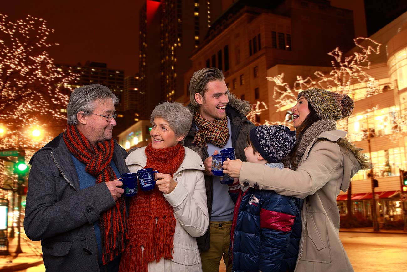 weihnachtsmarkt-familie-trinkt-gluehwein