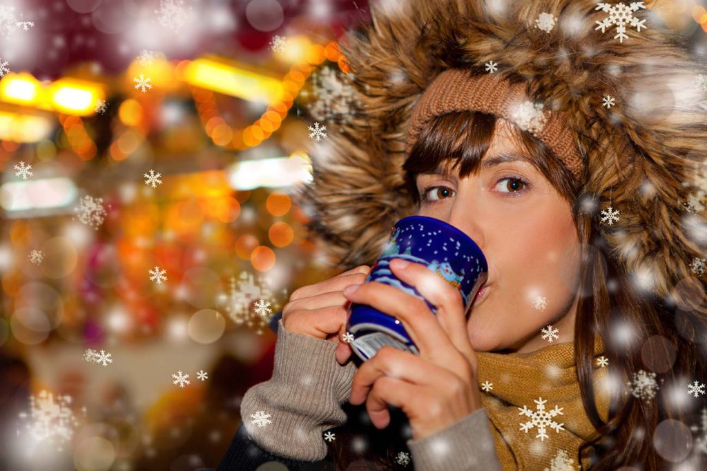 Frau auf Weihnachtsmarkt