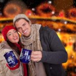 Paar auf Weihnachtsmarkt