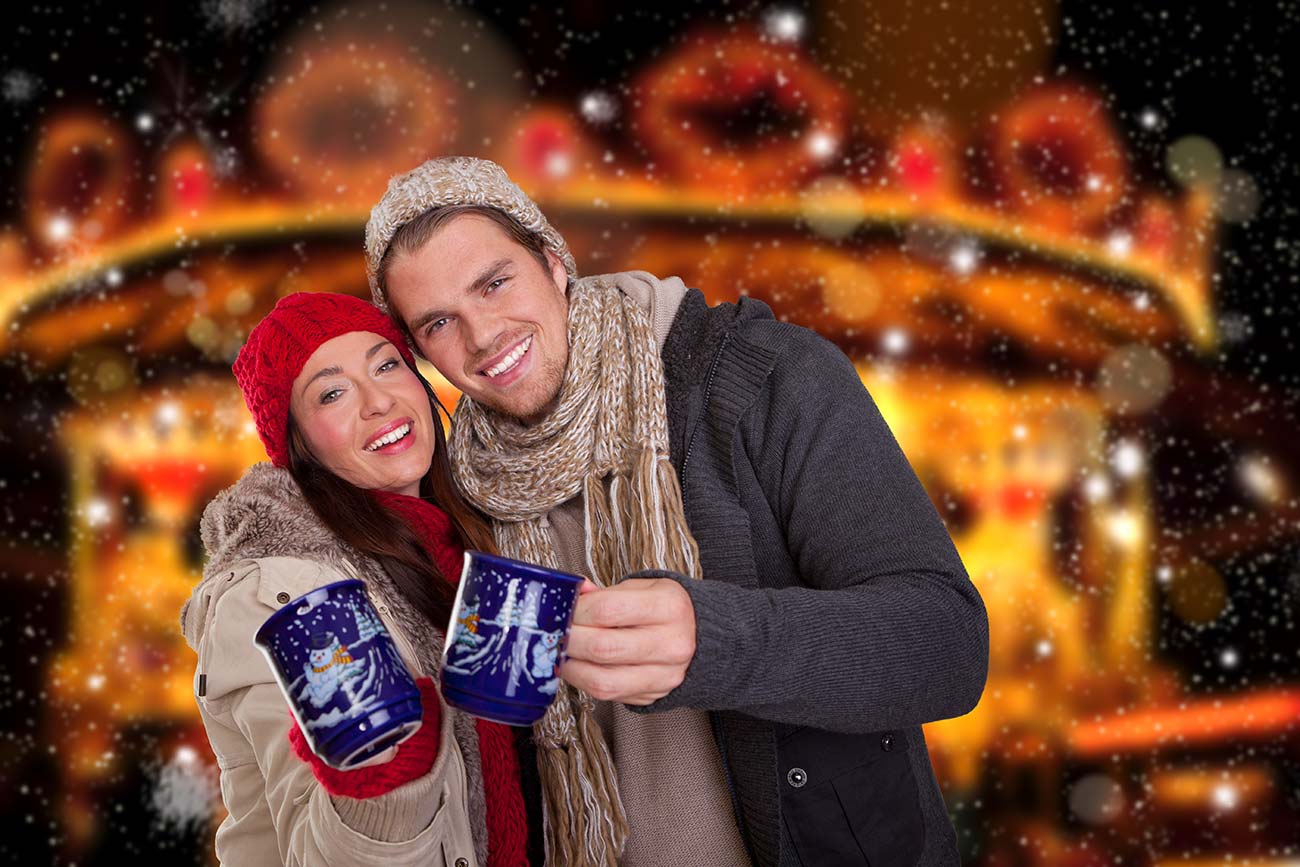 weihnachtsmarkt-paar-trinkt-gluehwein